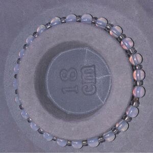 Iridescent glass bead bracelet NWOT